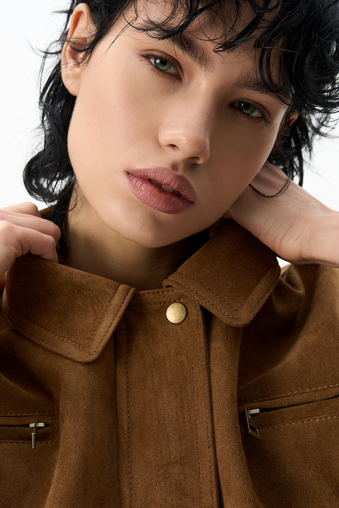 Бомбер из замши с отложным воротником