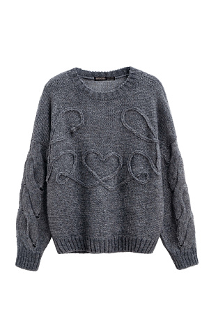 серый Трикотажный джемпер из шерсти и мохера. Модель свободного силуэта со спущенной линией плеча и круглым вырезом горловины. Изделие декорировано вывязанными косами на рукавах и вензелем в виде сердца на груди.
