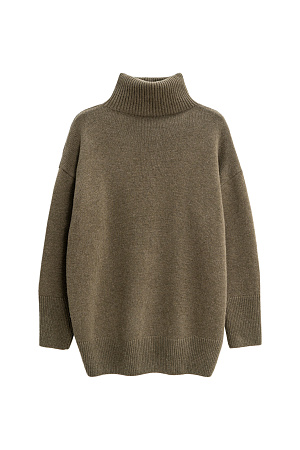 хаки Трикотажный джемпер из мягкой шерсти с добавлением кашемира. Высокий ворот, заниженная линия плеч, удлиненная спинка. Края изделия сделаны в широкий рубчик. Можно дополнить комплектными брюками.