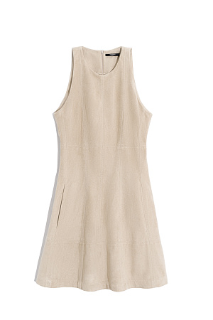 бежевый Платье длины мини из ткани с имитацией внешнего вида и свойств натуральной замши. Модель приталенного силуэта без рукавов, с круглым вырезом горловины и на широких бретельках. Застежка на молнию на спинке. Врезные карманы.