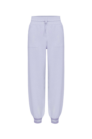 сиреневый Вискозные спортивные брюки с карманами. Модель с широким эластичным поясом на кулиске и манжетами на резинке.