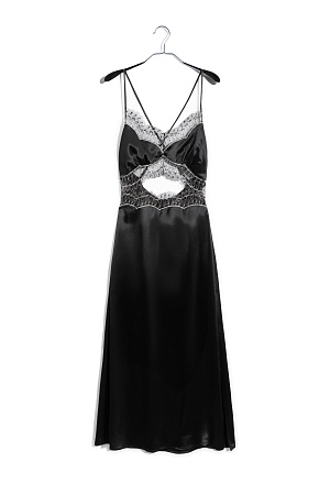 черный Атласное платье длины макси, декорированное кружевом. Модель приталенного силуэта на тонких бретелях, с открытой спиной и вырезом под грудью. Застежка на потайную молнию.