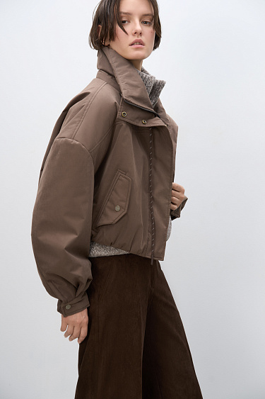 Короткий бомбер с воротником-стойкой