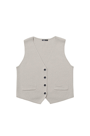 бежевый Трикотажный однобортный жилет из шерсти мериноса экстрафайн. Модель прямого кроя с имитацией карманов с клапанами и V-образным вырезом. Застежка на кнопки. Изделие без подкладки. Дополнить образ можно жакетом, бомбером, брюками или юбкой.