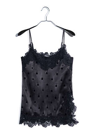 черный Атласный топ в горох. Модель на тонких бретельках. Изделие декорировано тонким кружевом.