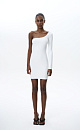 Трикотажное платье длины мини из вискозы. Модель приталенного силуэта с одним рукавом и открытым плечом.