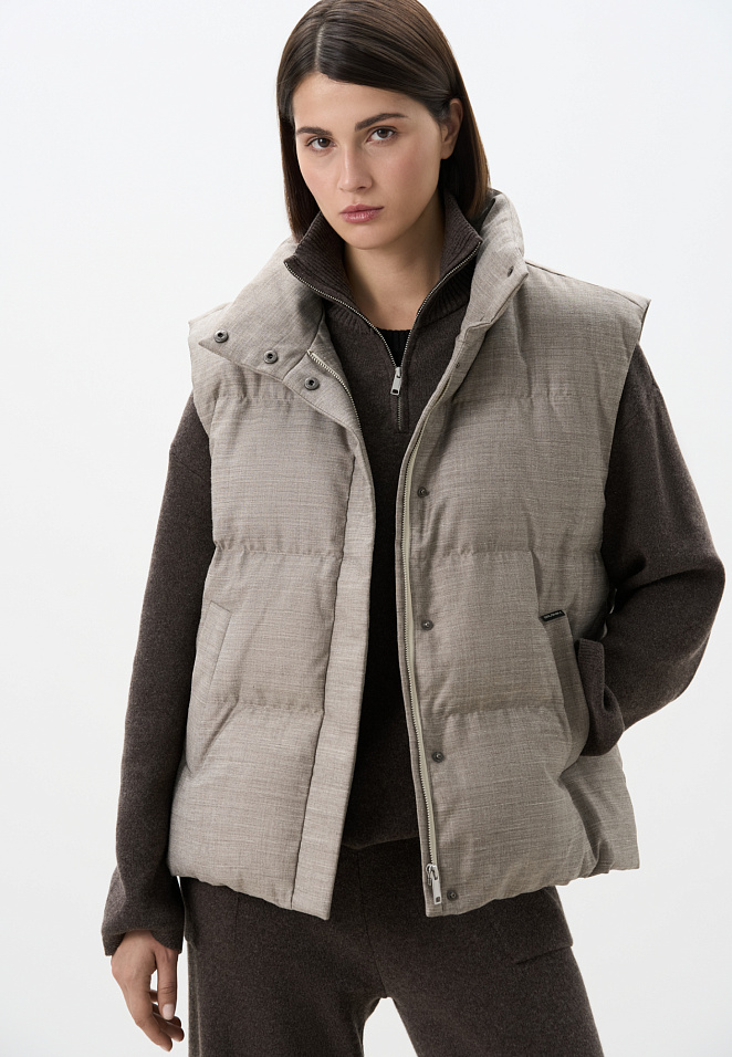 Жилет на пуху с воротником-стойкой