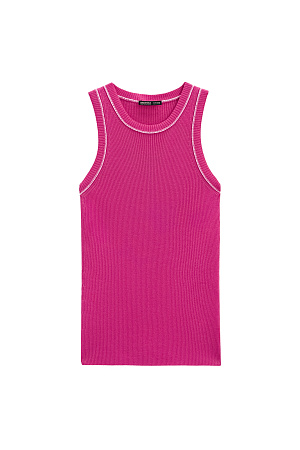 фуксия Трикотажный топ из вискозы в рубчик. Модель приталенного силуэта, без рукавов и круглым вырезом горловины. Изделие декорировано строчкой контрастного цвета.