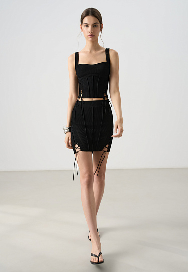 Юбка мини с разрезами и шнуровкой