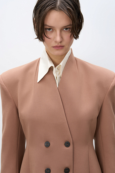 Двубортный приталенный жакет