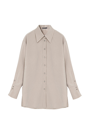бежевый Рубашка свободного кроя из купры с добавление вискозы. Классический воротник и разрезы на манжетах. Застежка на пуговицы.