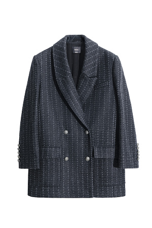 черный Короткое двубортное пальто из шерсти. Модель прямого кроя с широкими лацканами, боковыми карманами с клапанами и карманов на груди. Край лацкана и карманов декорированы строчкой, имитирующей ручной стяжок.