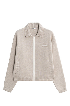 бежевый Трикотажный бомбер из кашемира и шерсти. Модель свободного силуэта, со спущенной линией плеч, отложным воротником, боковыми карманами, застежкой на молнию, планкой контрастного цвета и брендированным жаккардом на груди. Низ изделия выполнен на резинке. Дополнить образ можно юбкой в таком же стиле.