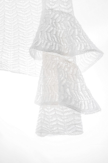 Джемпер с воланами на рукавах