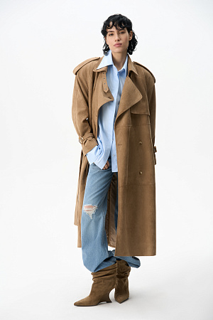 бежевый Двубортный длинный тренч, выполненный из ткани с имитацией внешнего вида и свойств натуральной замши. <br />
Модель с отложным воротником, отлетной кокеткой, патами на плечах и манжетах рукавов, карманами и шлевками на талии для ремня. Изделие выполнено на подкладке.