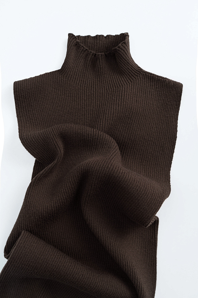 Трикотажный топ из вискозы с высоким воротом