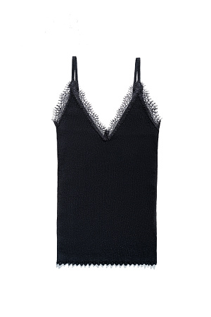 черный Трикотажный топ, выполненный из тонкого хлопка. Модель в рубчик на тонких бретельках и глубоким вырезом декольте. Изделие декорировано кружевом.