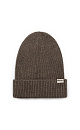 Трикотажная шапка из шерсти альпака. Модель с отворотом и брендированным ярлыком.