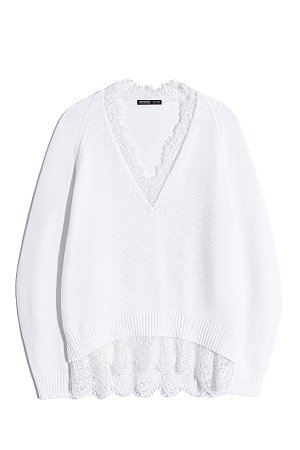 белый Трикотажный джемпер из 100% хлопка. Модель свободного силуэта с рукавом реглан и V-образным вырезом. Вырез и низ изделия декорированы кружевом контрастного цвета.