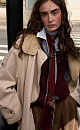 Двусторонний однобортный тренч с воротником-стойкой. <br />
Модель формы трапеция свободного кроя. <br />
Изделие декорировано вставками из ткани, имитирующей замшу.