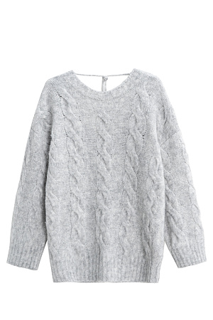 серый Трикотажный джемпер из шерсти и мохера. Модель свободного силуэта со спущенной линией плеч, длинными рукавами, круглой горловиной и глубоким вырезом на спине, фиксирующимся шнурком. Изделие декорировано фактурной вязкой в виде кос. Края изделия выполнены в рубчик.