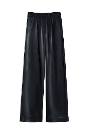 черный Атласные брюки из 100% вискозы. Модель прямого кроя со шлевками на поясе для ремня, карманами и застежкой на молнию, брючный крючок и пуговицу.