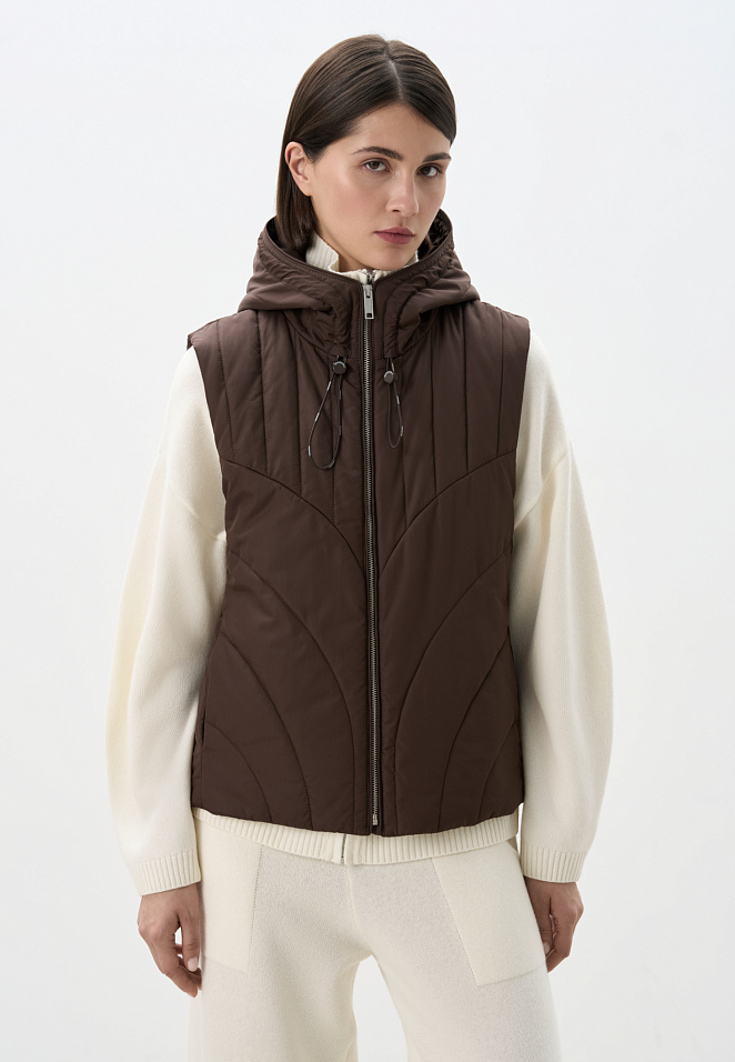 Жилет с капюшоном на синтепоне