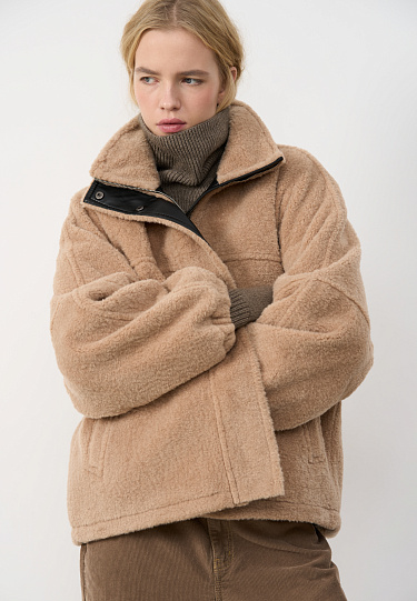 Шуба из экомеха с воротником-стойкой