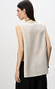 Топ из 100% льна. Модель свободного кроя, без рукавов, с круглым вырезом горловины. Изделие фиксируется завязками по бокам.