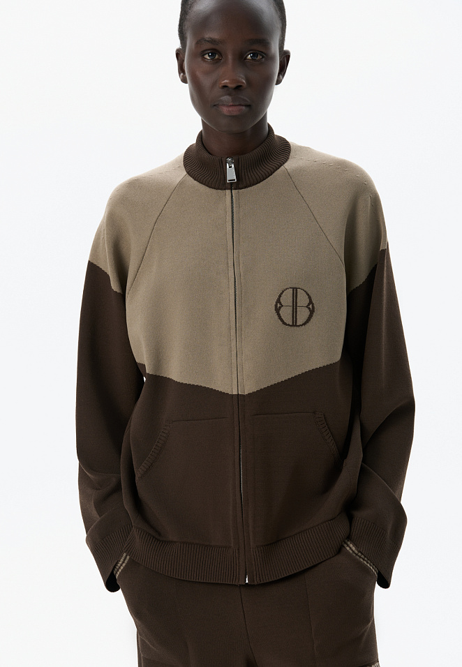 Спортивный бомбер из вискозы