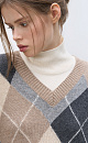 Трикотажный джемпер из кашемира с узором аргайл. Модель свободного силуэта, со спущенной линией плеча и V-вырезом горловины. Края изделия выполнены в рубчик. 
