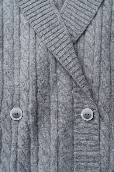 Кардиган с объемными косами