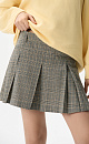 Юбка длины мини в клетку гленчек из шерсти. Модель прямого кроя, с крупными складками, поясом со шлевками для ремня, врезными карманами спереди и застежкой на молнию. Изделие без подкладки.