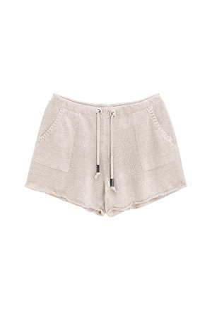 бежевый Трикотажные короткие шорты из 100% льна. Модель свободного кроя с двумя боковыми карманами и регулиремым поясом на кулиске.