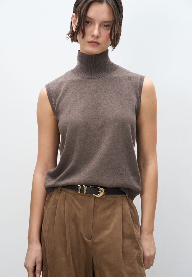 Трикотажный жилет с высоким воротом