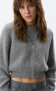 Укороченный кардиган на молнии с V-образным вырезом. Содержание в пряже 40% натурального пуха лисы делает изделие теплым, мягким и в тоже время очень легким.