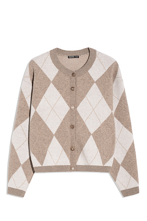 бежевый Трикотажный кардиган с узором аргайл из шерсти с добавлением кашемира. Модель свободного силуэта со спущенной линией плеч, круглым вырезом горловины и застежкой на крупные пуговицы. Края изделия выполнены в рубчик.