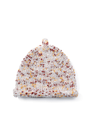 бежевый Трикотажная шапка-докер с плотной посадкой по голове и подвернутым краем. Модель из буклированной пряжи с добавлением шерсти альпака.