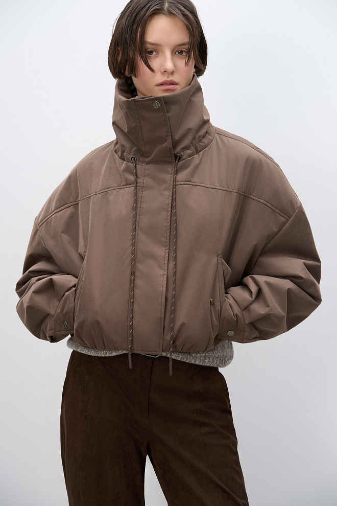 Короткий бомбер с воротником-стойкой