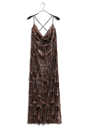 коричневый Платье длины макси с геометрическим орнаментом и бахромой, выполненными пайетками. Модель на тонких бретелях, без застежки. Изделие выполнено без подкладки.