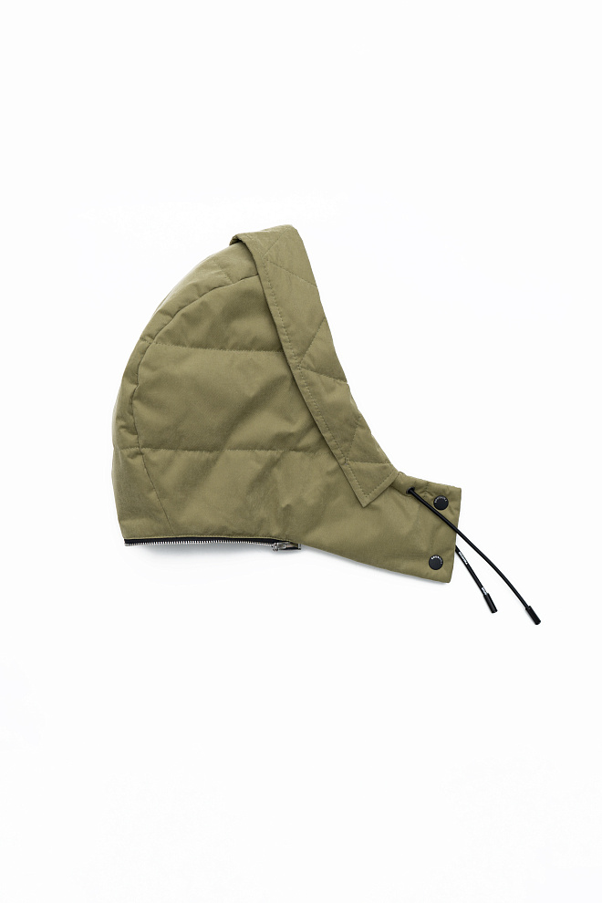 Утепленный пуховик с воротником-стойкой и капюшоном на молнии