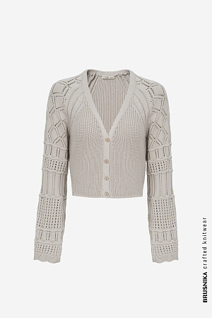 бежевый Трикотажный кардиган из хлопка с добавлением эластана. Модель укороченного кроя, с длинными вывязанными рукавами и застежкой на пуговицы.
