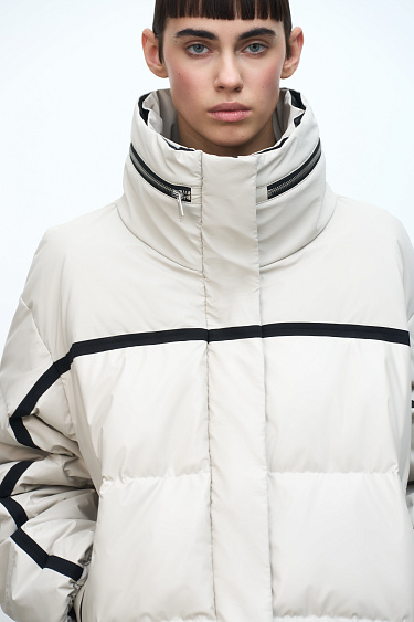 Тонкий пуховик с воротником-стойкой