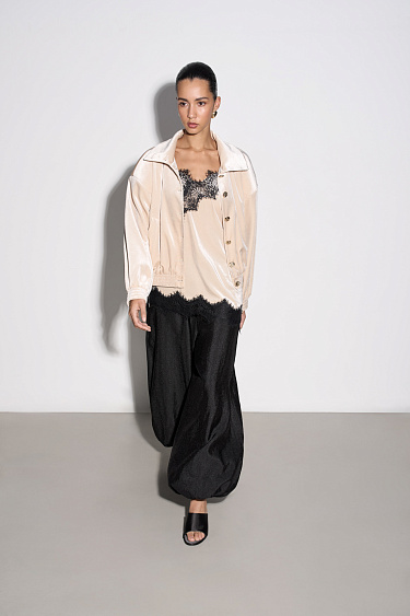 Бархатный бомбер с воротником-стойкой