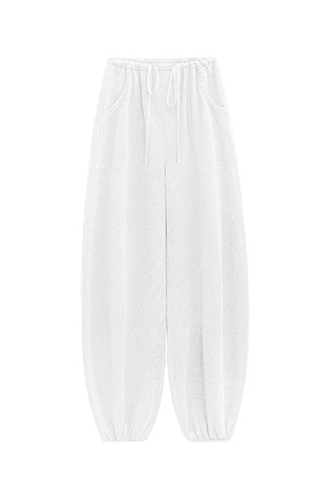 белый Брюки-аладдины из 100% льна. Модель свободного силуэта, с поясом на резинке и двумя карманами.