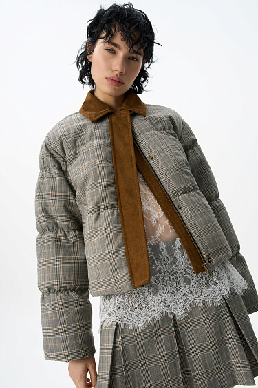 Пуховик в клетку с отложным воротником