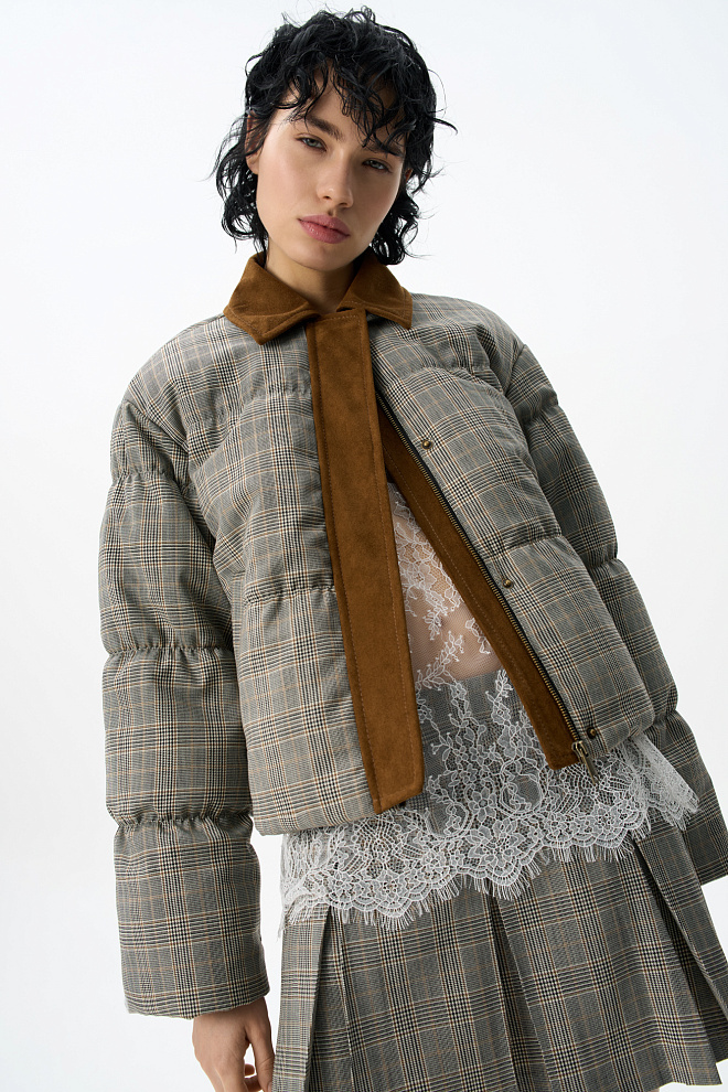 Пуховик в клетку с отложным воротником