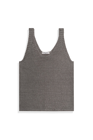 серый Трикотажный топ из 100% льна. Модель прямого кроя, на широких бретелях, с глубокой проймой и U-образным вырезом горловины. Края изделия выполнены в рубчик.