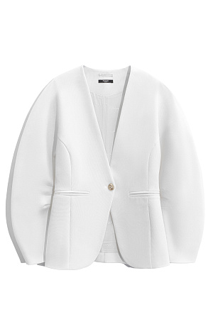 белый Однобортный жакет из вискозы. Модель без лацканов с большими объемными рукавами и боковыми прорезными карманами. Изделие выполнено на подкладке. Застежка на одну пуговицу.