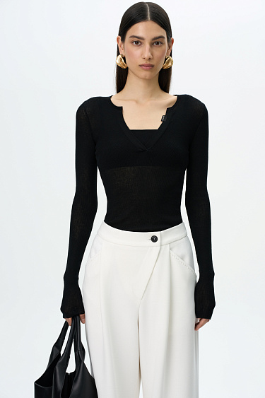 Лонгслив с V-образным вырезом